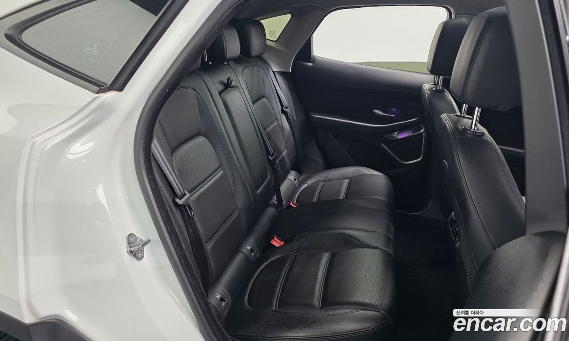 Jaguar E-PACE фото 11