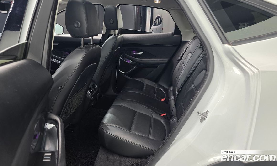 Jaguar E-PACE фото 12