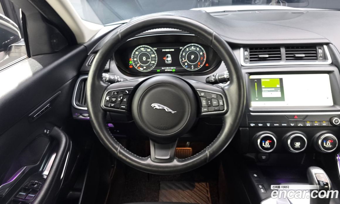 Jaguar E-PACE фото 13