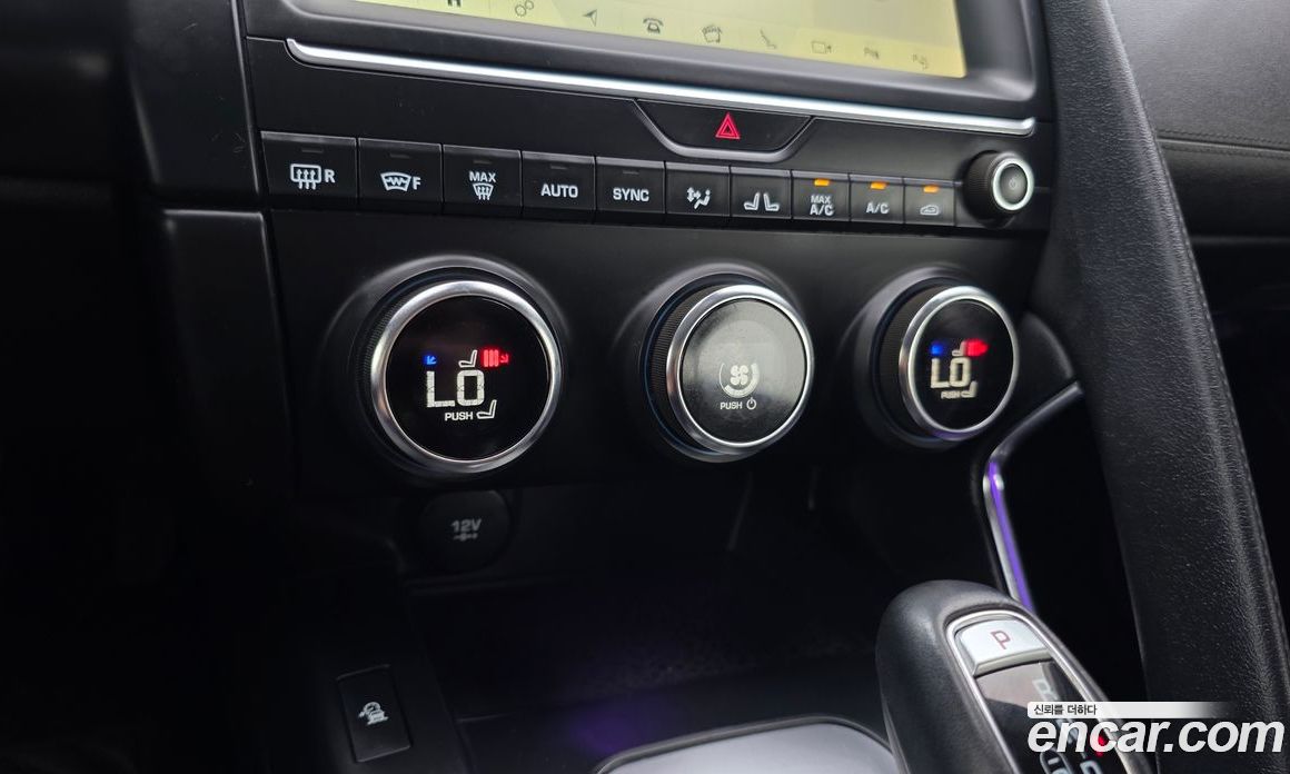 Jaguar E-PACE фото 17