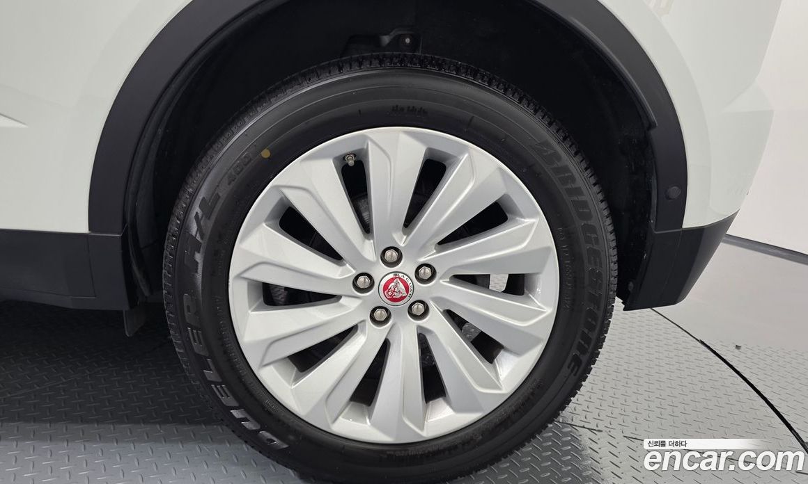 Jaguar E-PACE фото 22