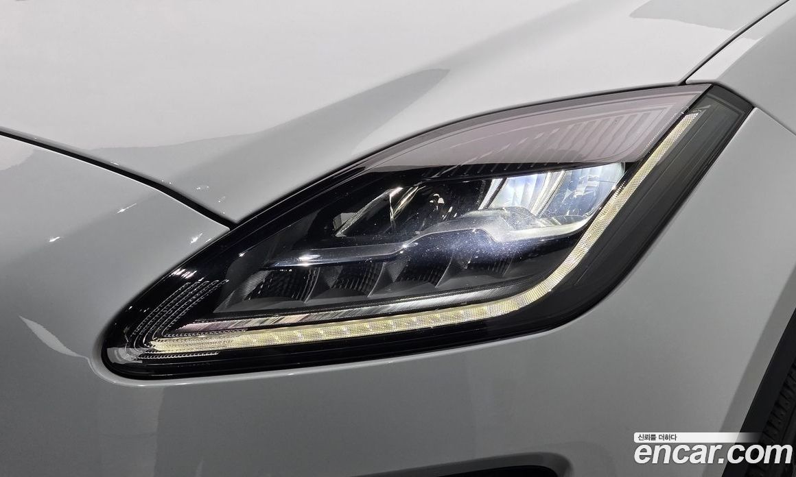 Jaguar E-PACE фото 23