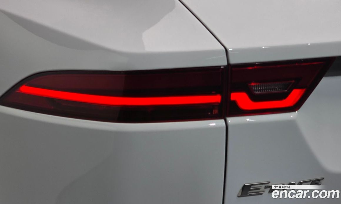 Jaguar E-PACE фото 24