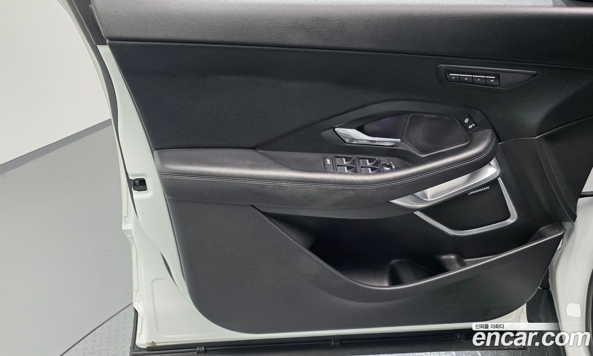 Jaguar E-PACE фото 25