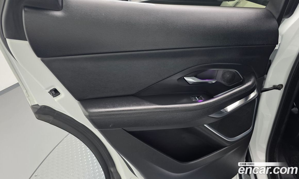 Jaguar E-PACE фото 26