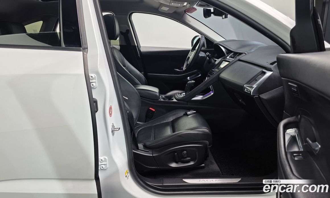 Jaguar E-PACE фото 27
