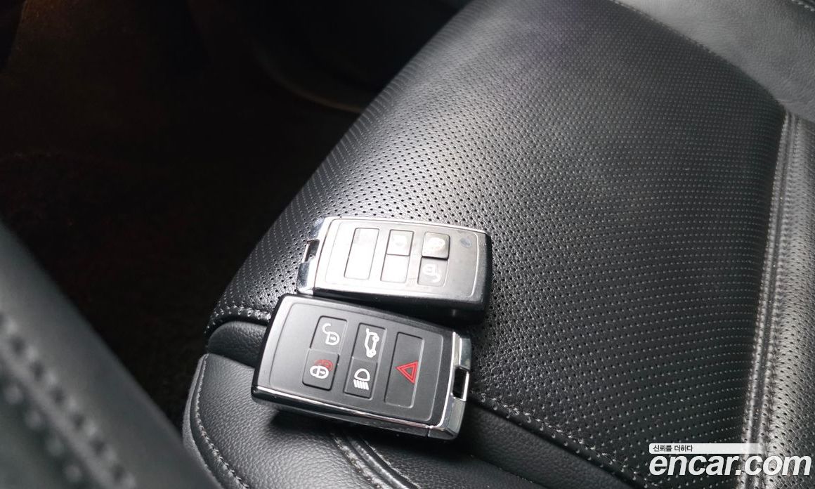 Jaguar E-PACE фото 28