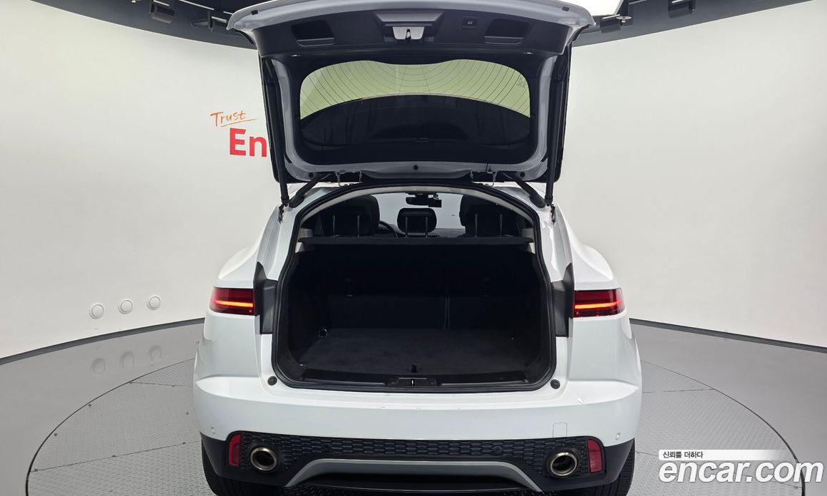 Jaguar E-PACE фото 35