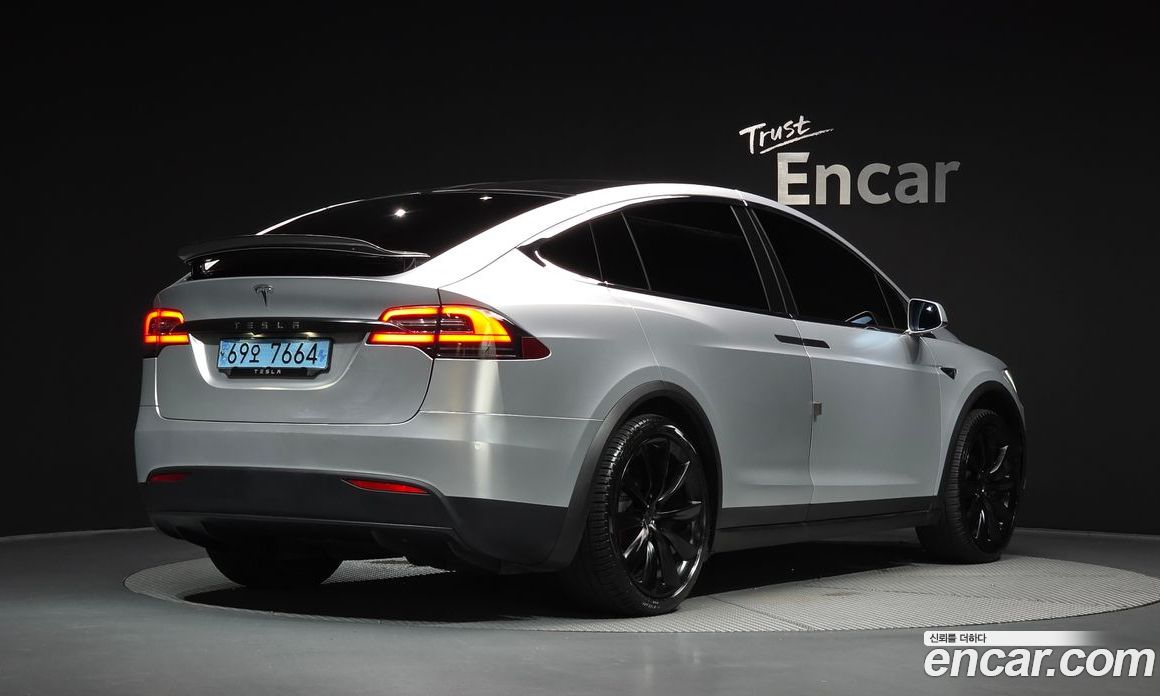 Tesla Model X фото 2