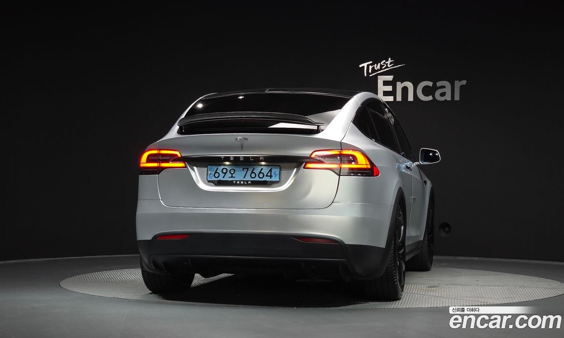 Tesla Model X фото 4