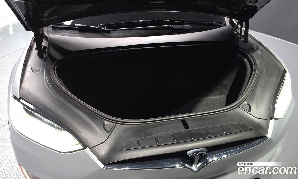 Tesla Model X фото 6