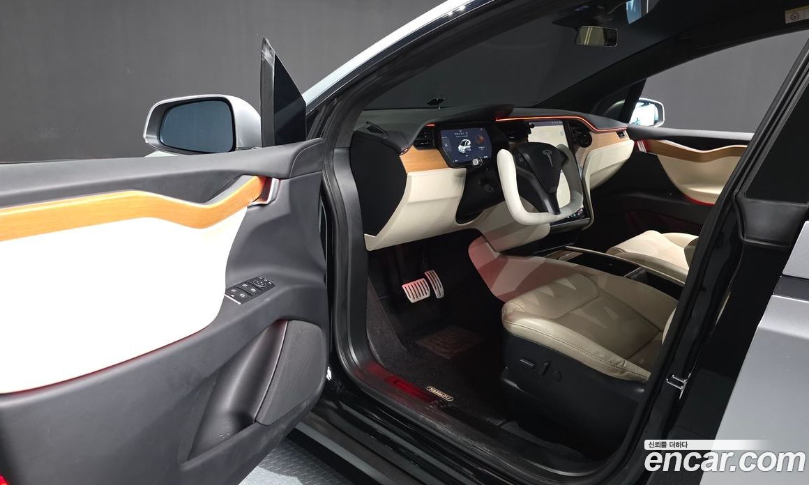 Tesla Model X фото 10