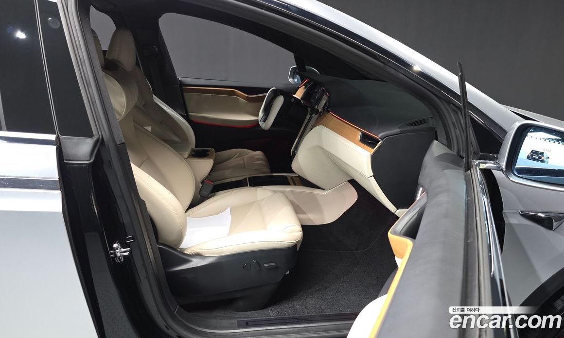 Tesla Model X фото 11
