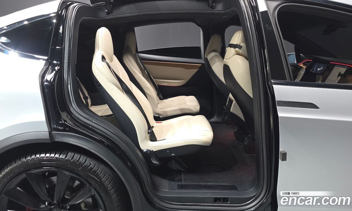 Tesla Model X фото 12