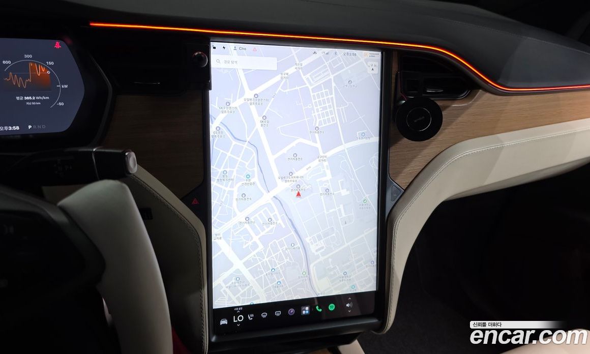 Tesla Model X фото 14