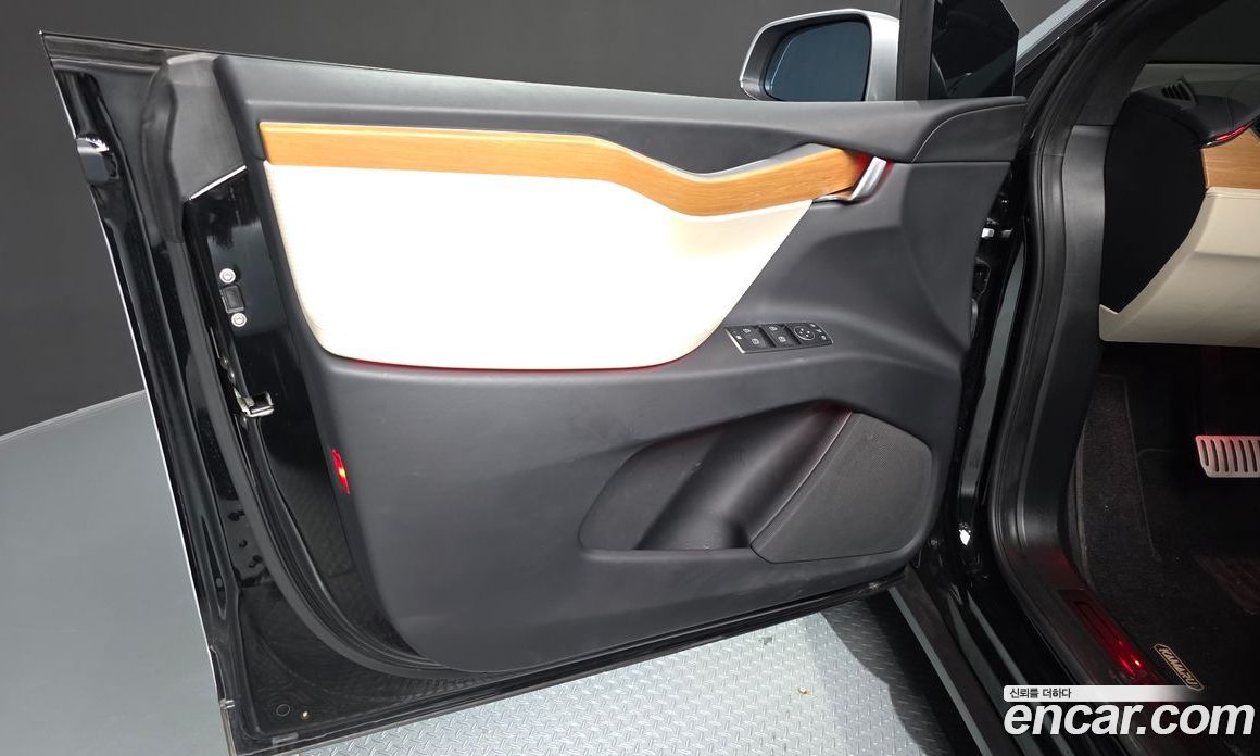 Tesla Model X фото 24
