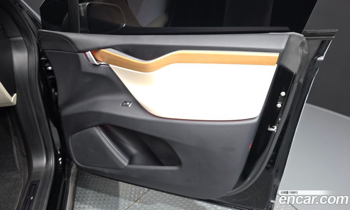 Tesla Model X фото 25
