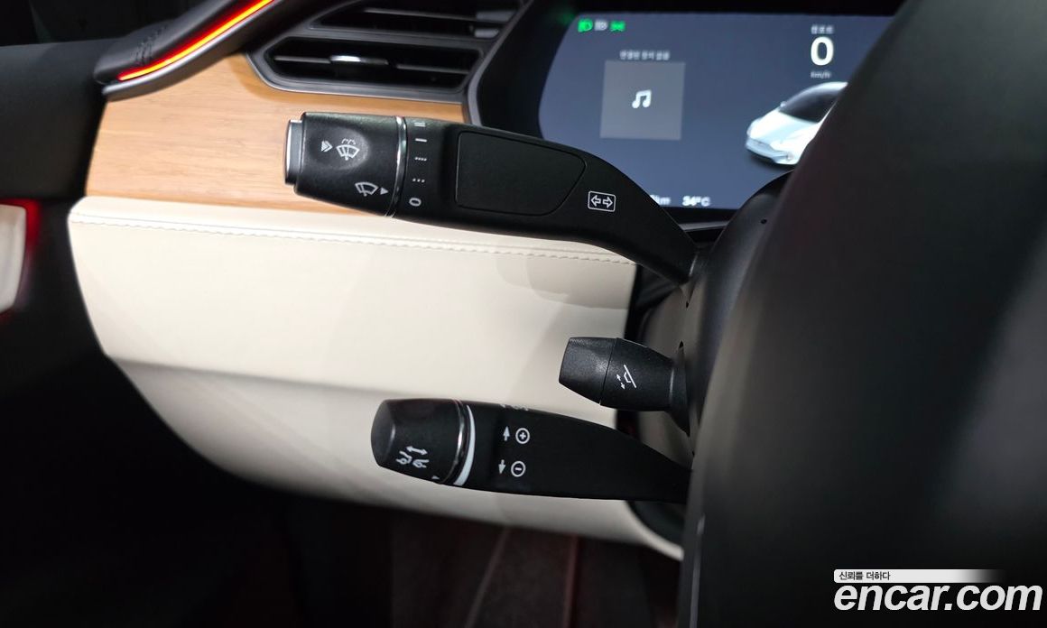 Tesla Model X фото 32