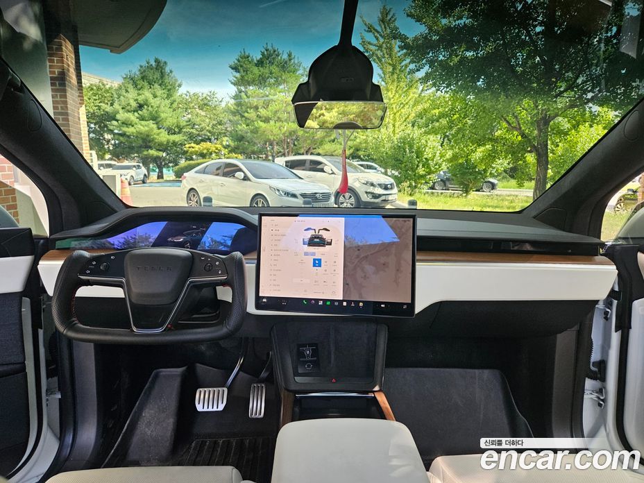 Tesla Model X фото 10