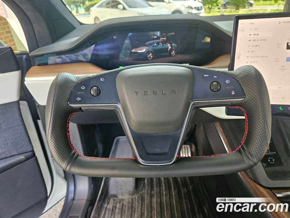 Tesla Model X фото 12