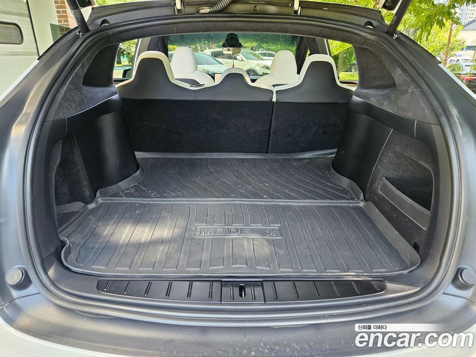 Tesla Model X фото 18
