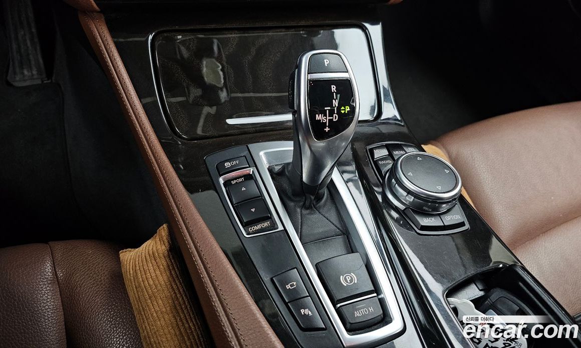 BMW 5-Series (F10) фото 9
