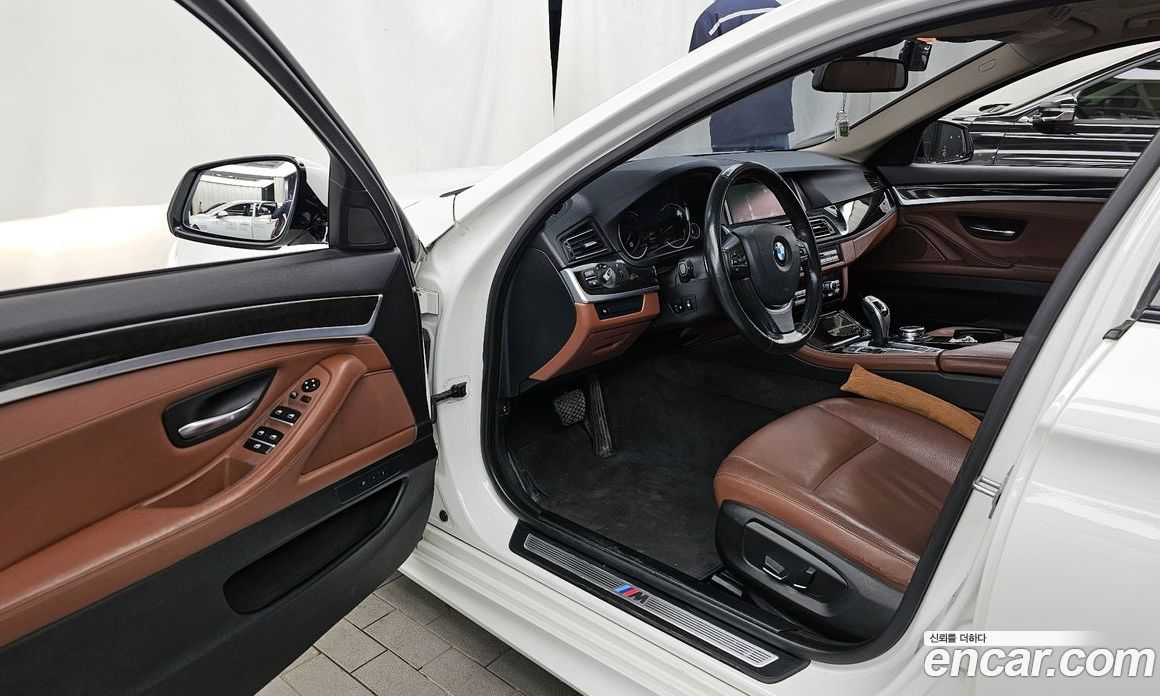 BMW 5-Series (F10) фото 10