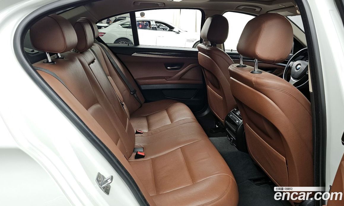 BMW 5-Series (F10) фото 12