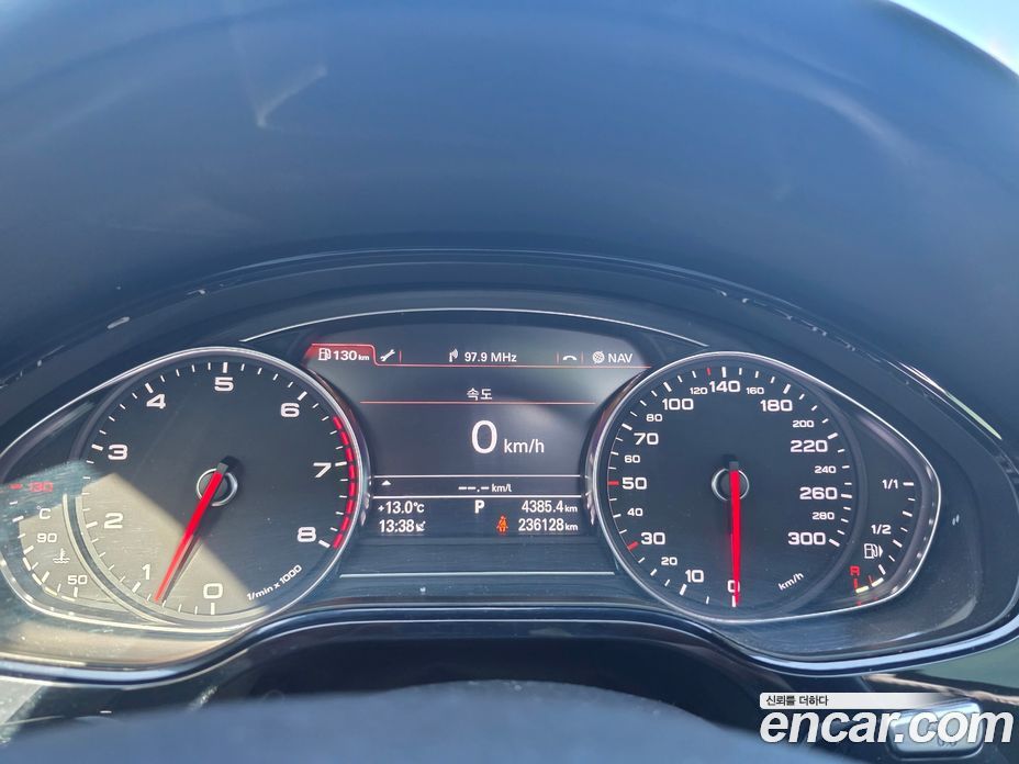 Audi A8 (D4) фото 10