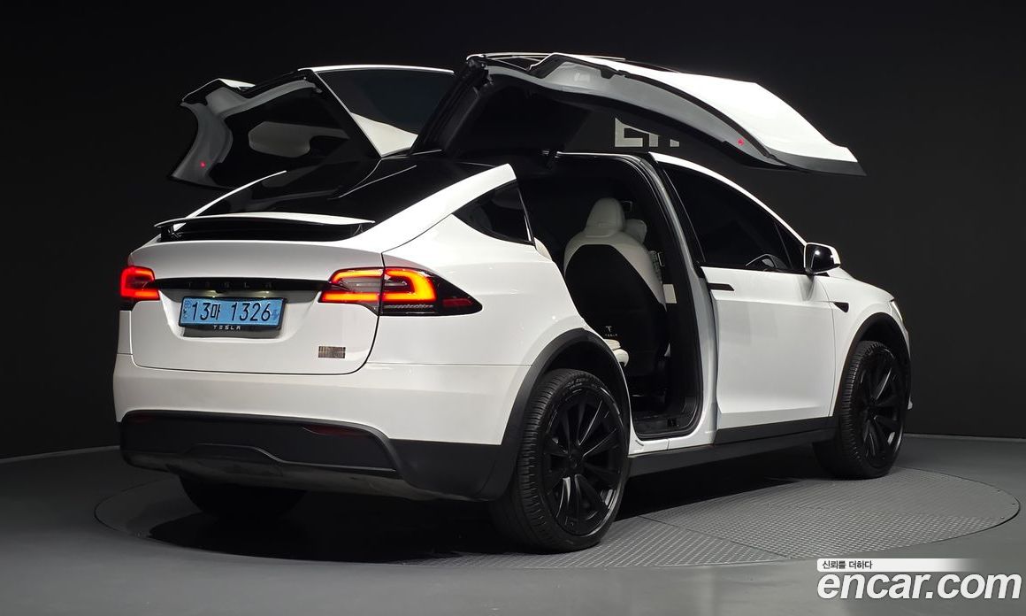 Tesla Model X фото 2
