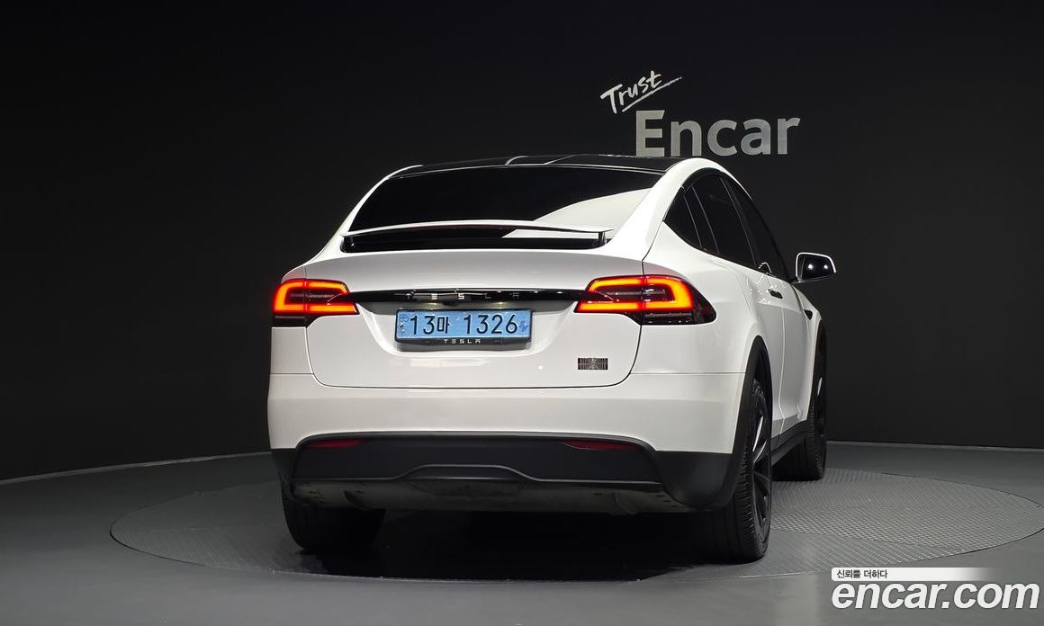 Tesla Model X фото 4