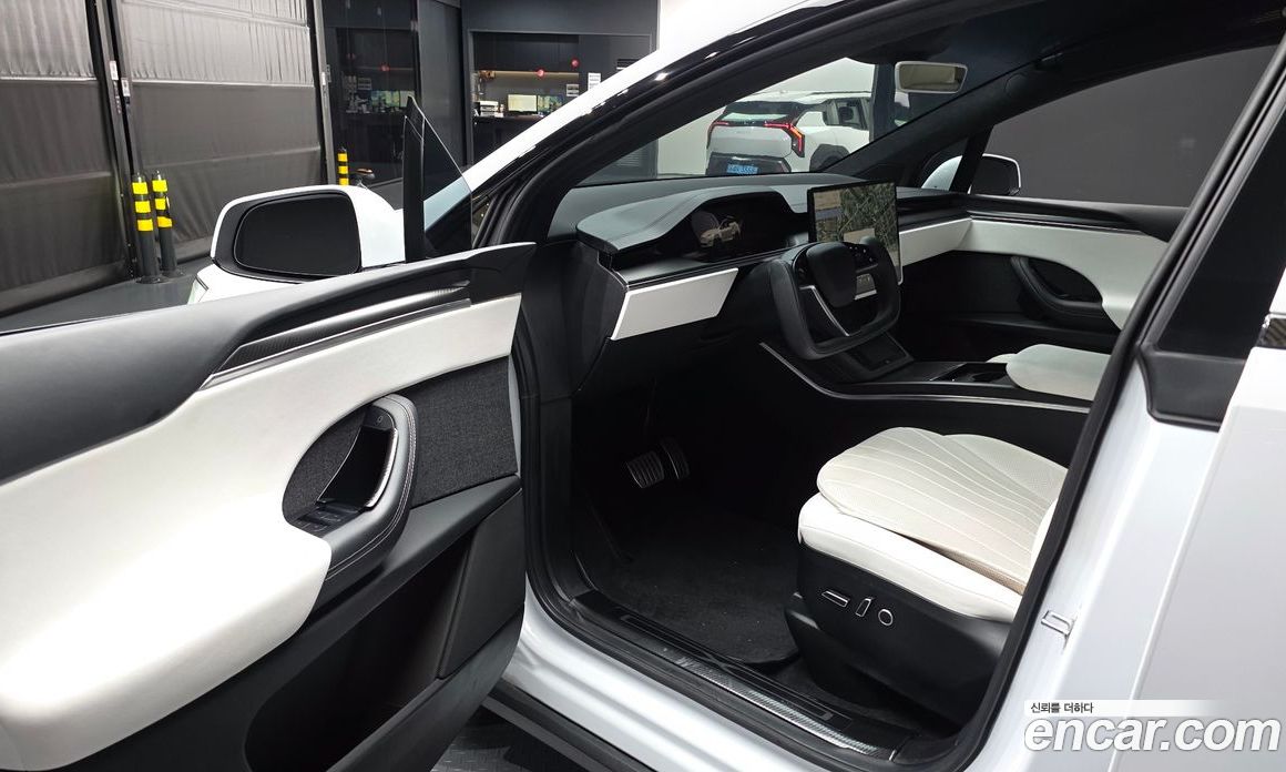 Tesla Model X фото 10