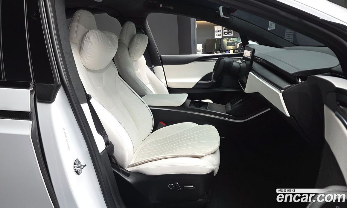 Tesla Model X фото 11