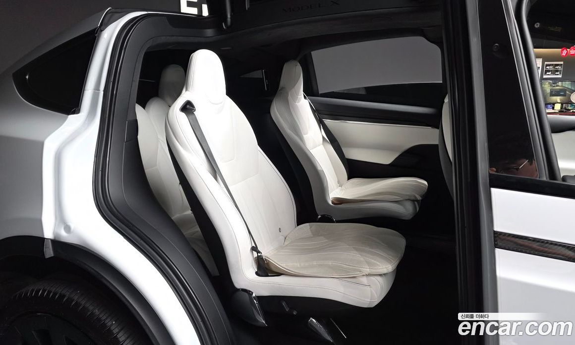 Tesla Model X фото 12