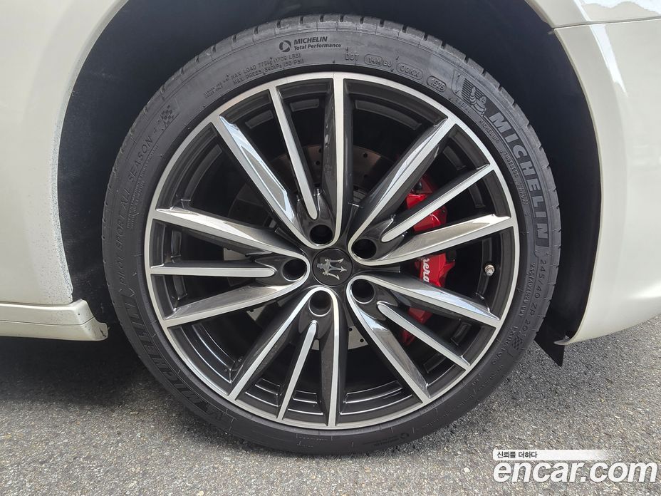 Maserati Quattroporte фото 6