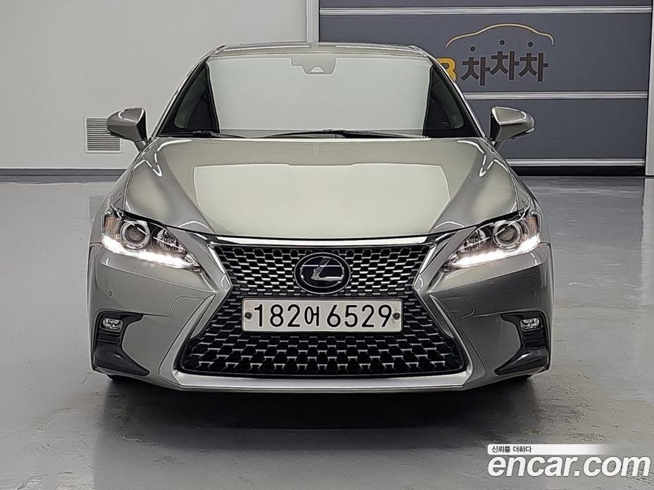 Lexus CT200h фото 2