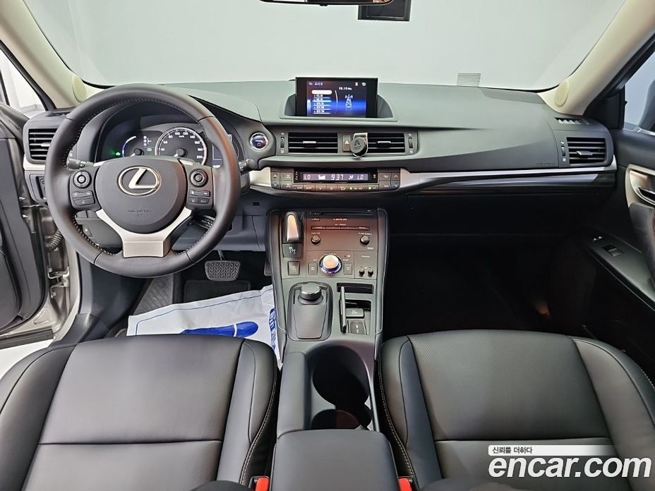 Lexus CT200h фото 7