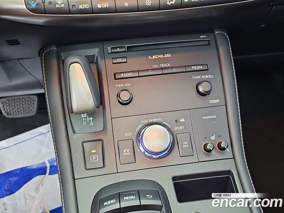 Lexus CT200h фото 8