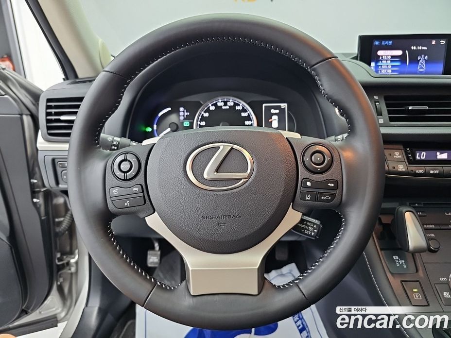 Lexus CT200h фото 9