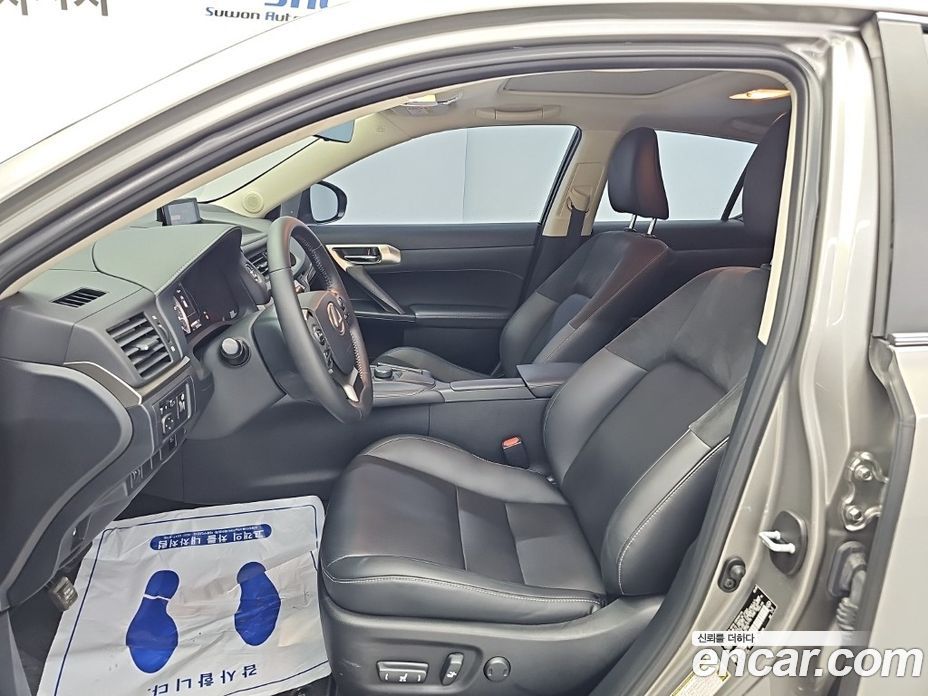 Lexus CT200h фото 11