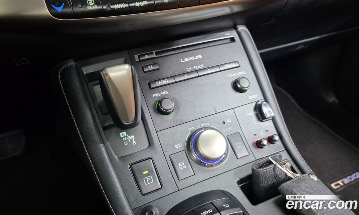 Lexus CT200h фото 9