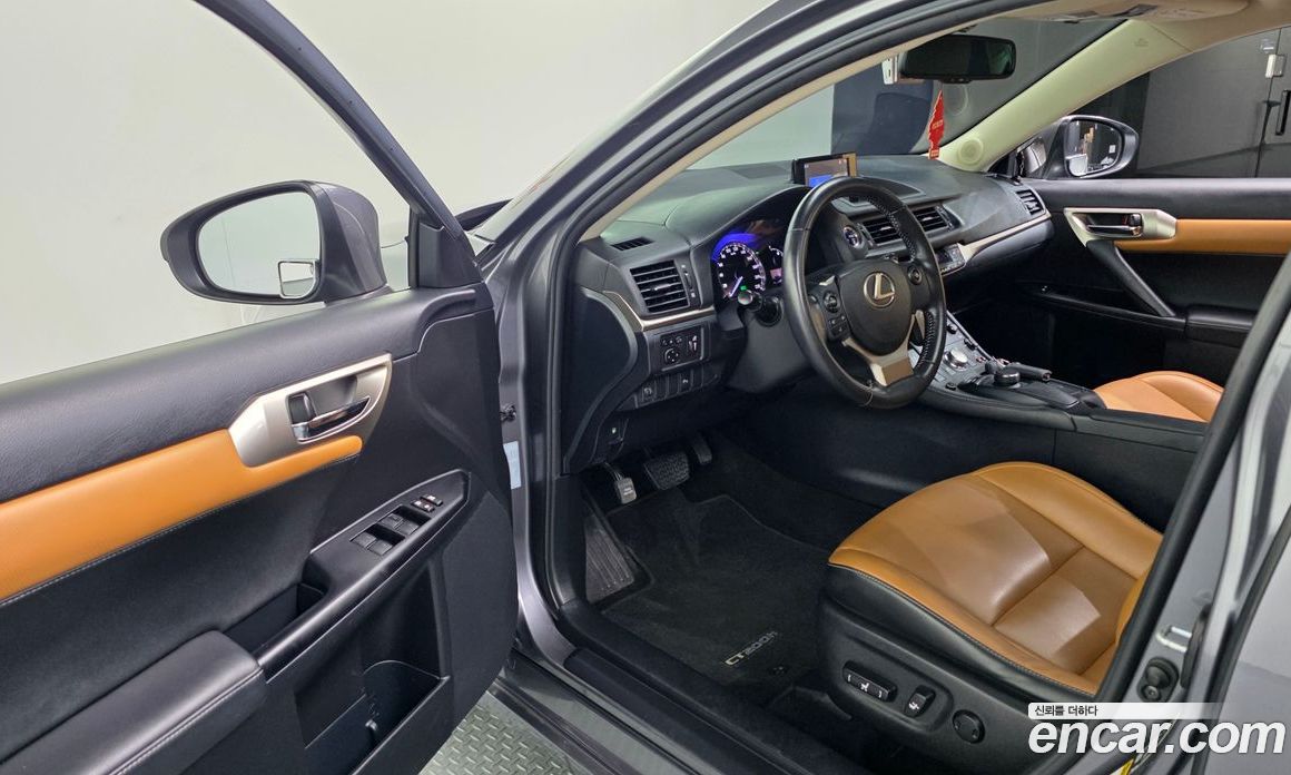 Lexus CT200h фото 10