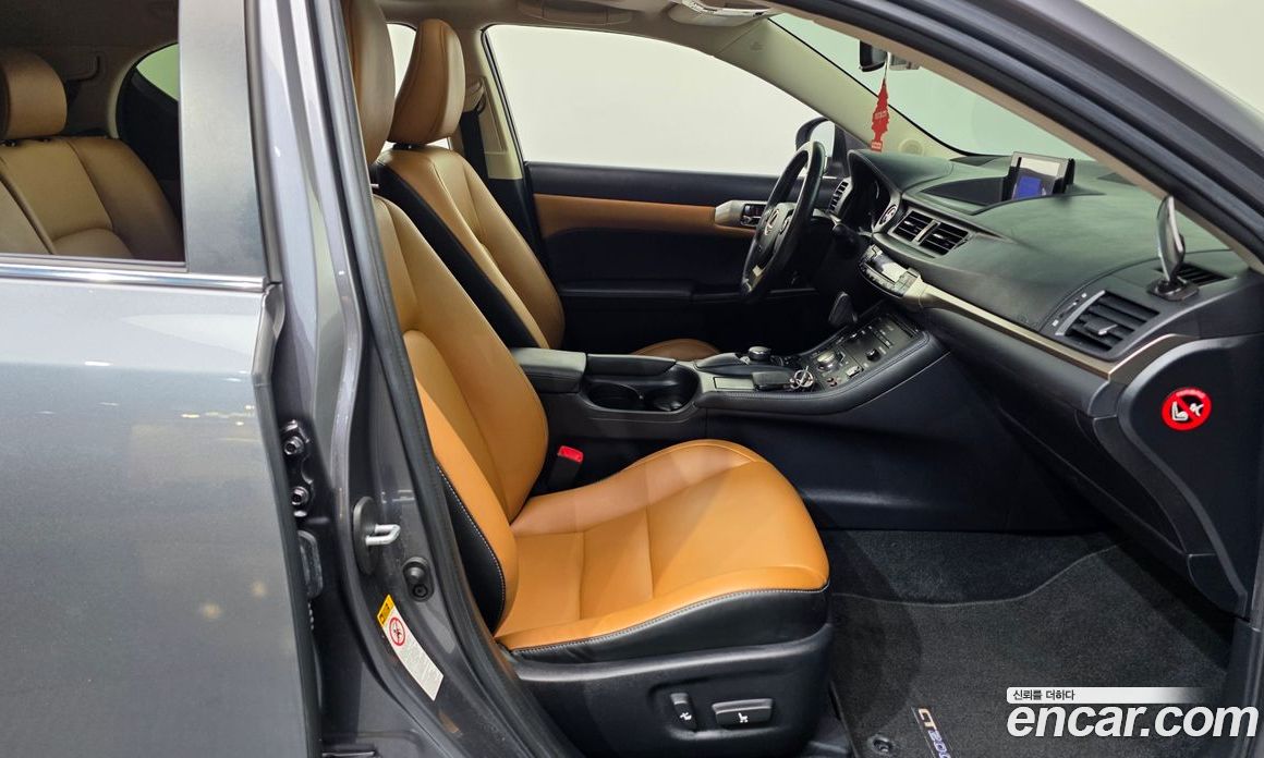 Lexus CT200h фото 11
