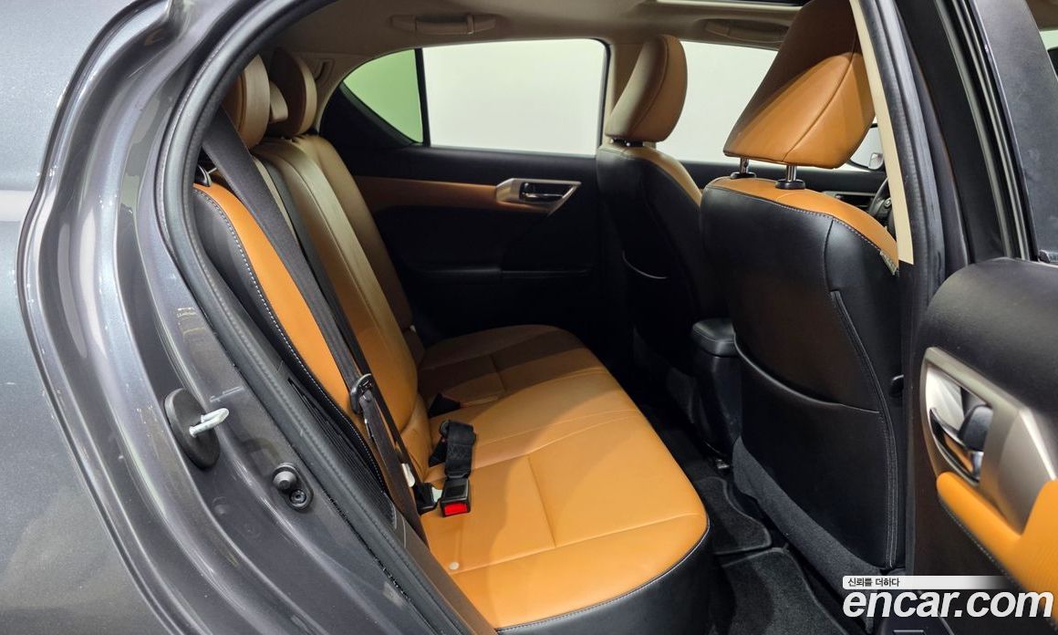 Lexus CT200h фото 12