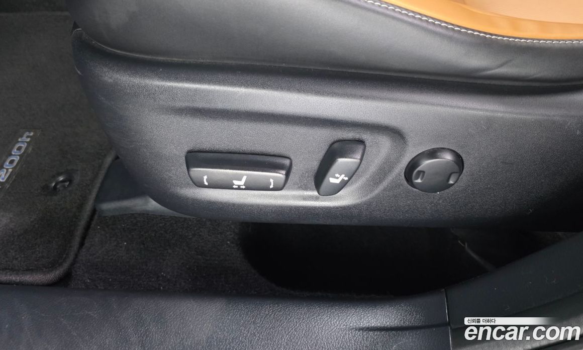 Lexus CT200h фото 19