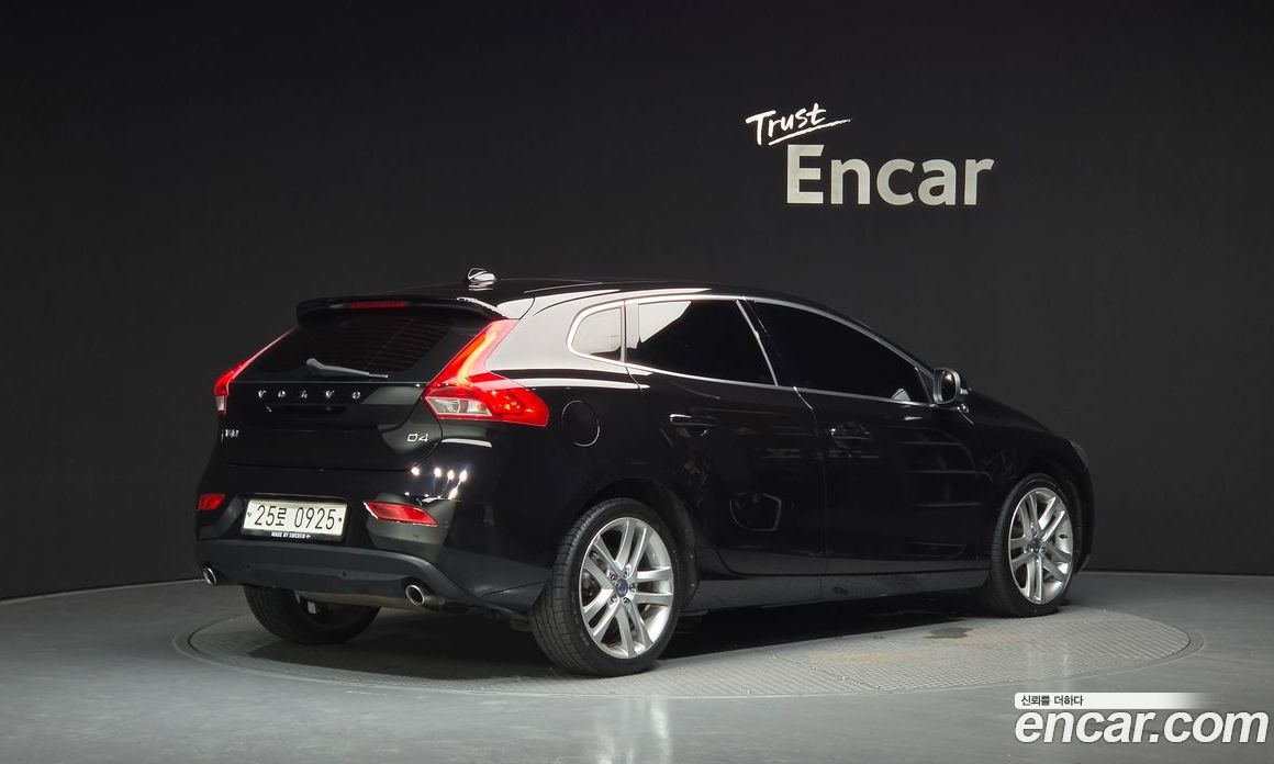 Volvo V40 фото 2