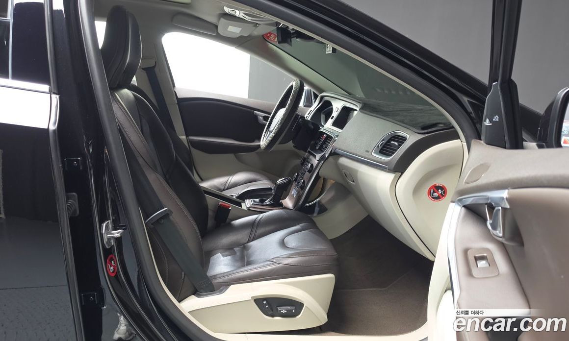 Volvo V40 фото 11