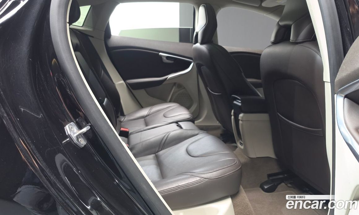 Volvo V40 фото 12