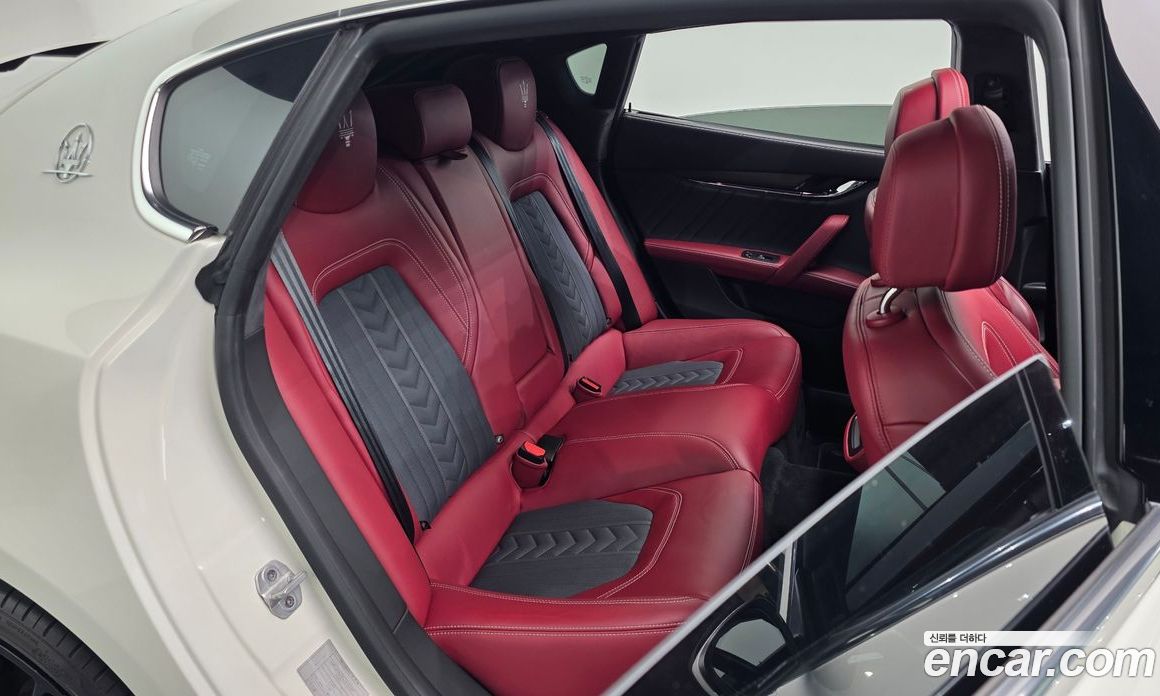 Maserati Quattroporte фото 11