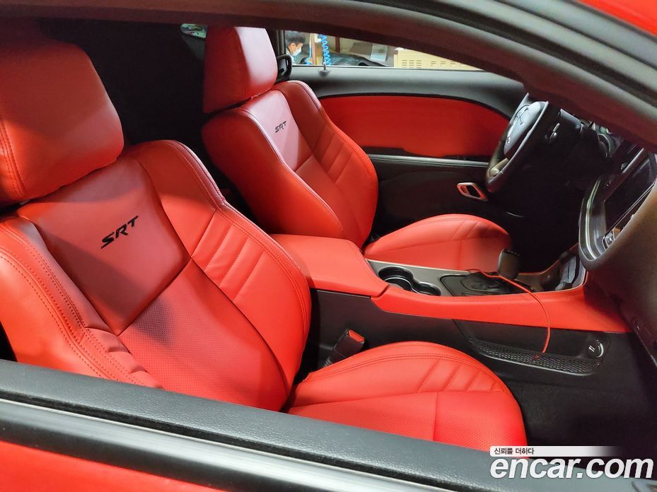 Dodge Challenger фото 10